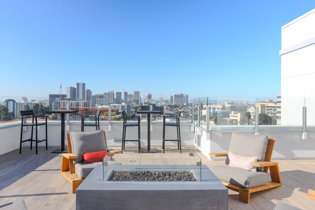Disfrute de unas vistas impresionantes desde la terraza de la azotea. - The Broadway