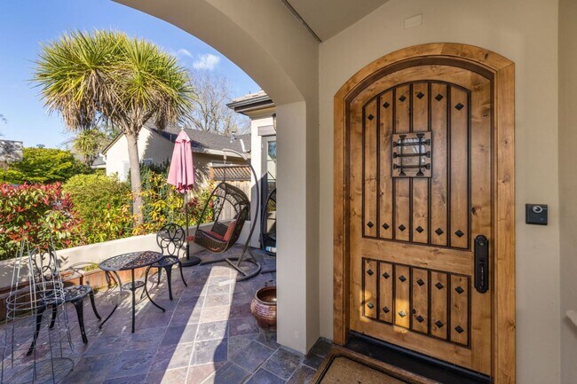 Foto del edificio - 5 Bed, 4.5 Bath Executive Home w/ Designer...