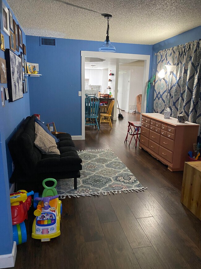 Building Photo - 453 E Royal Palms Dr