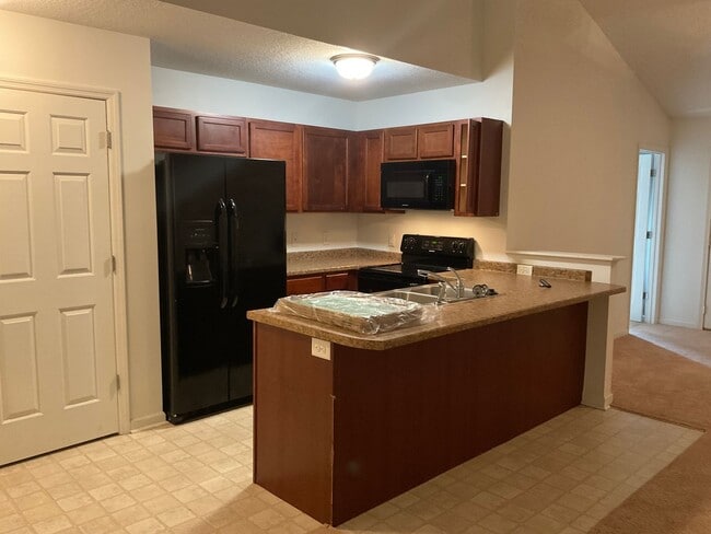 Foto del edificio - Charming 3 bedroom 2 bath home located in Maple Hill. Living room features a gas fireplace. Walk ...