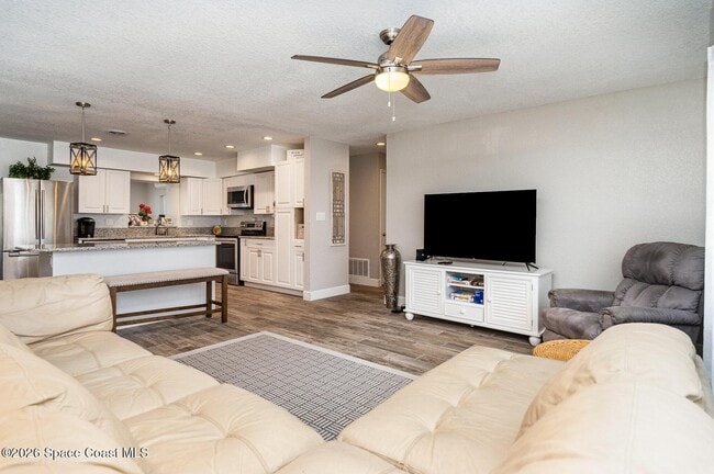 Building Photo - 1052 Pine Tree Dr