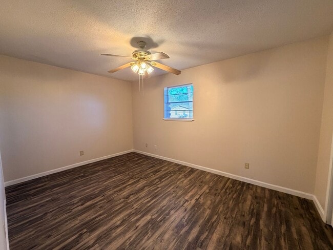 Foto del edificio - 1502 S Commerce Ave