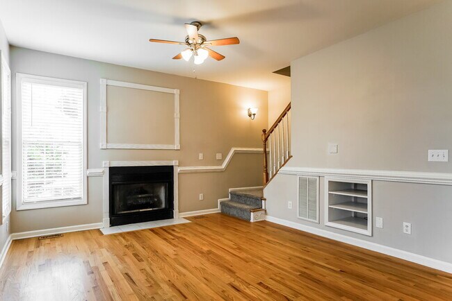 Foto del edificio - 512 Waterford Dr