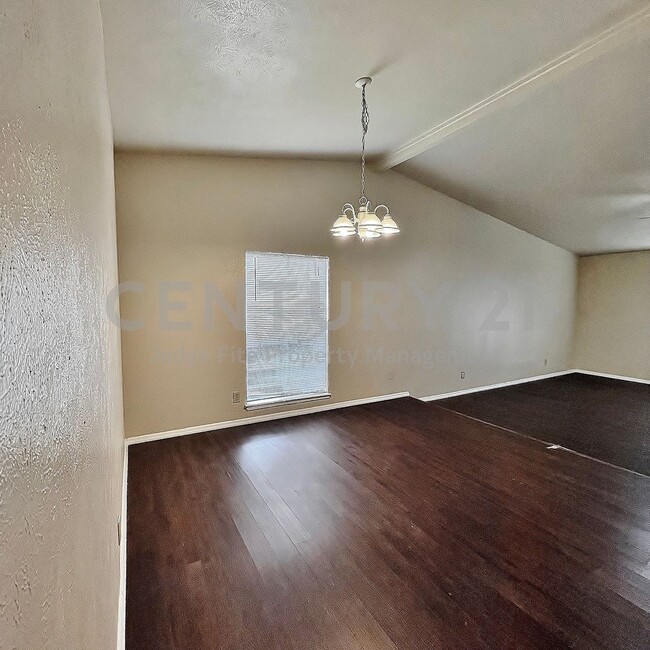 Foto del edificio - Charming 3/2/2 Nestled on Corner Cul-de-sac Lot in S. Grand Prairie For Rent!