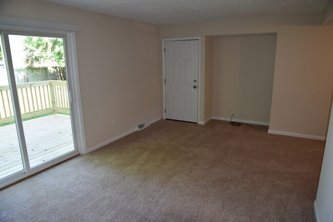 Building Photo - 2 Bedroom Duplex Available Now!