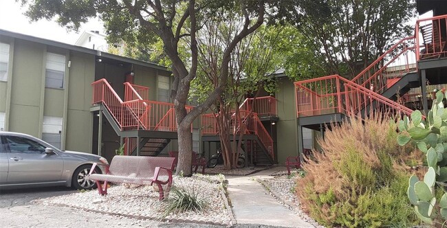 Building Photo - 808 Winflo Dr