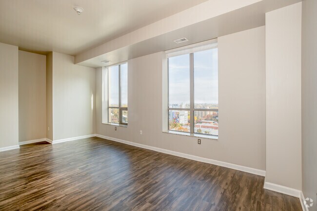 2BR, 2BA - Sala de estar de 1114SF - Penthouses at Capitol Park