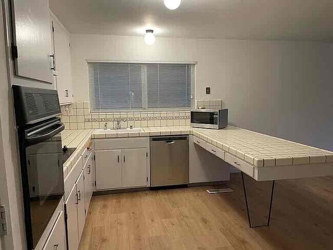 Building Photo - 5298 Larchwood Dr