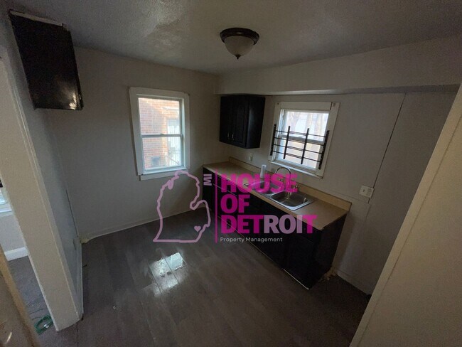 Building Photo - 2 BEDROOM | 1 BATH |