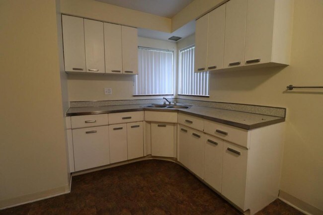 Building Photo - 4145 Ridge Road Unit #01
