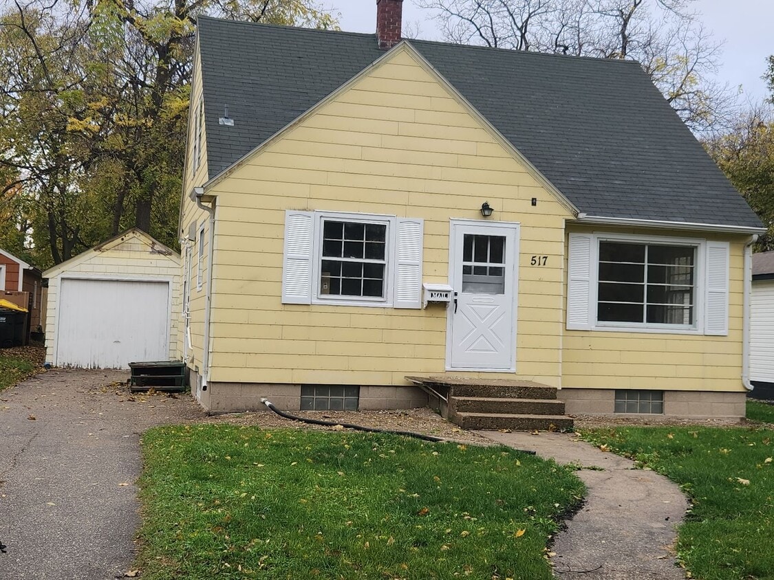 Primary Photo - 4 bed 1 bath single family house.