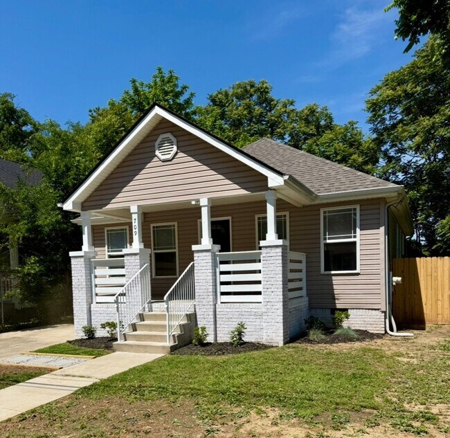 Building Photo - 709 N Holly St