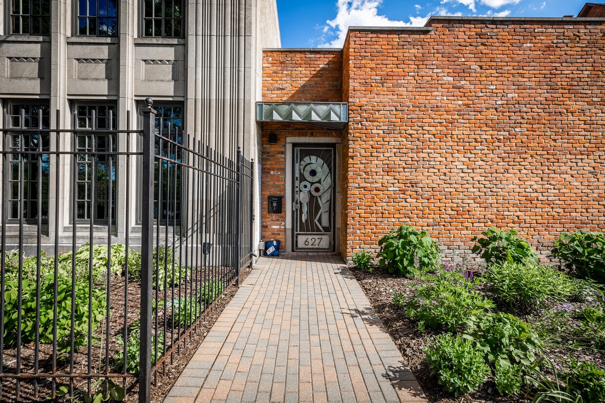Primary Photo - 627 W Alexandrine St