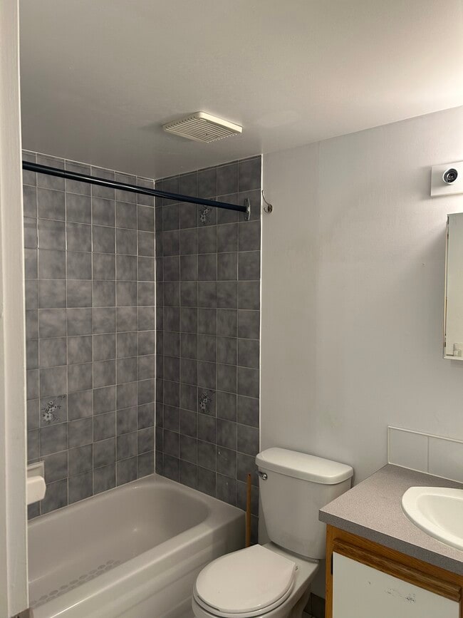 Building Photo - 18125 Boul De Pierrefonds