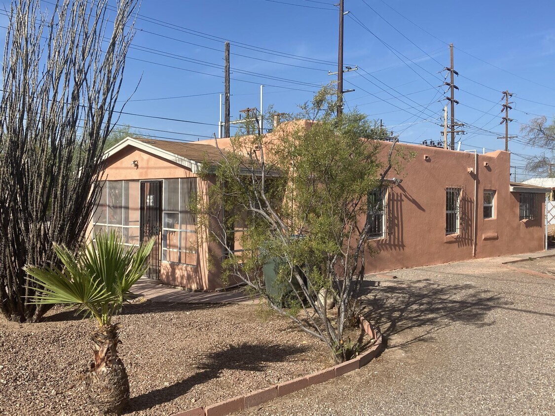 Primary Photo - 2467 N Fremont Ave