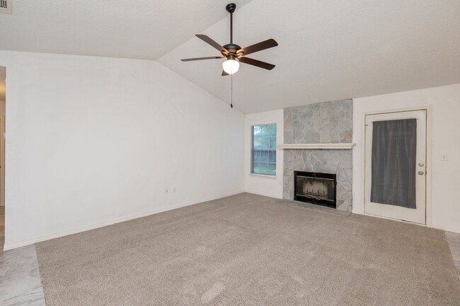 Foto del edificio - Updated Home South of I-10 in PRIME Crestview Location!