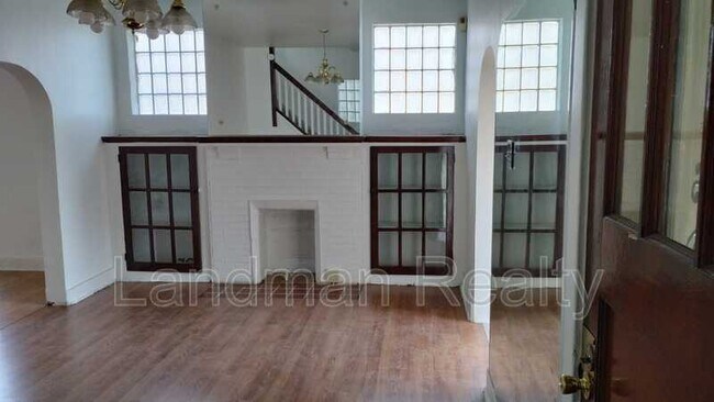 Foto del edificio - 2419 Woodstock Ave