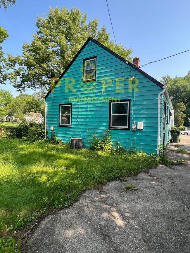 Building Photo - 3 bedrooms 1 bathrooms house for rent