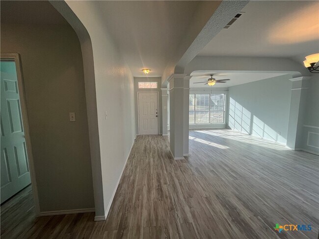 Foto del edificio - 3000 Rain Dance Loop