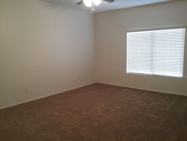 Building Photo - Spacious 5 bedroom home.