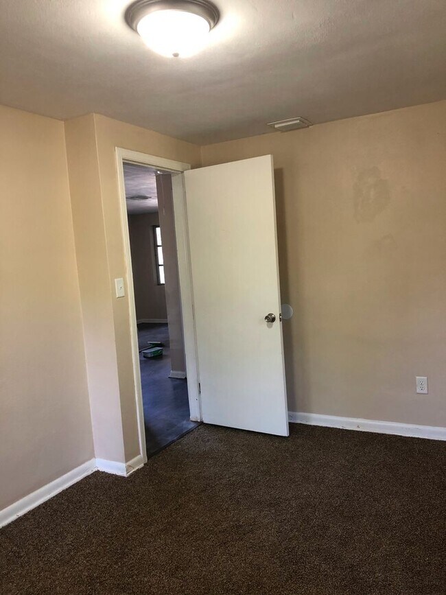 Foto del edificio - 2 Bed 1 Bath Home | Carport | Central AC | Pet Friendly | Washer Dryer Hook Ups | Section 8 Welcome