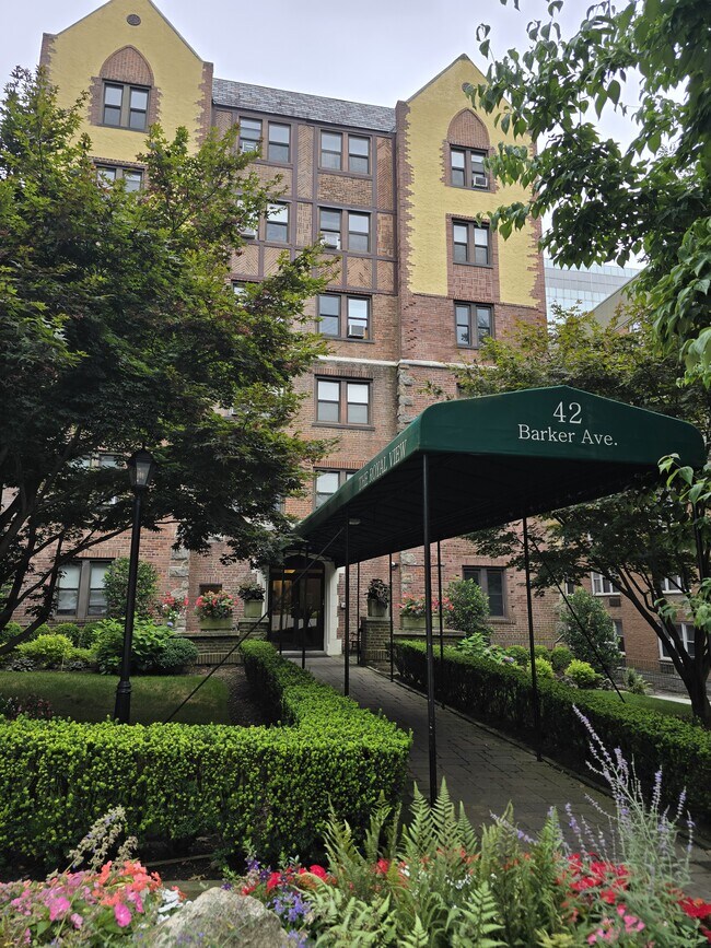 Foto del edificio - 42 Barker Ave