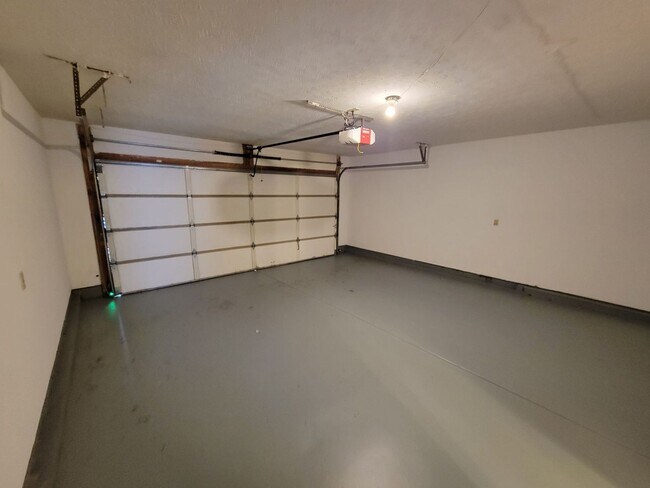 Building Photo - 590 Pine Hill Pl
