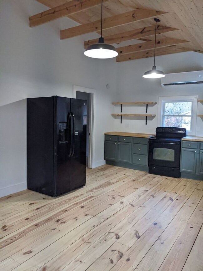 Building Photo - Cottage-Barnardsville