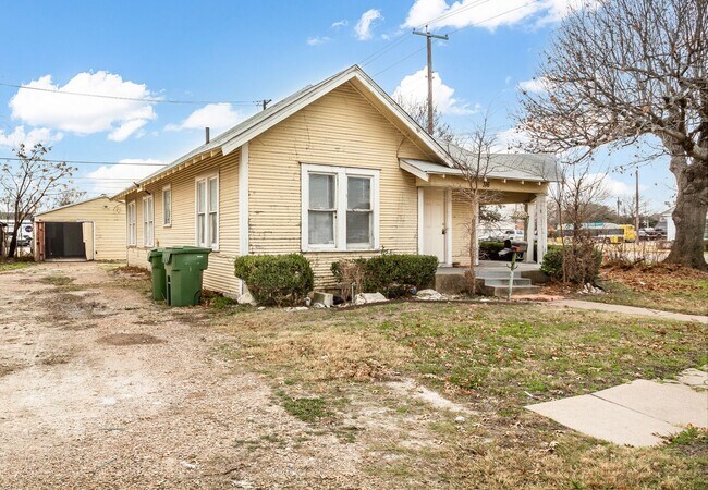 Building Photo - 3 Bed, 1 Bath Home Near Downtown Garland!