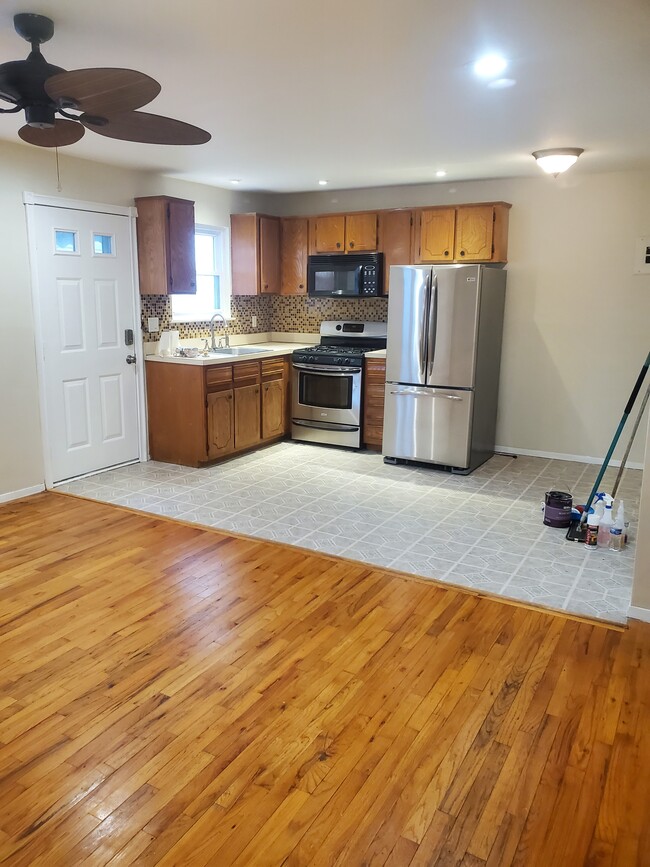 Kitchen - 102 Redwood Ave
