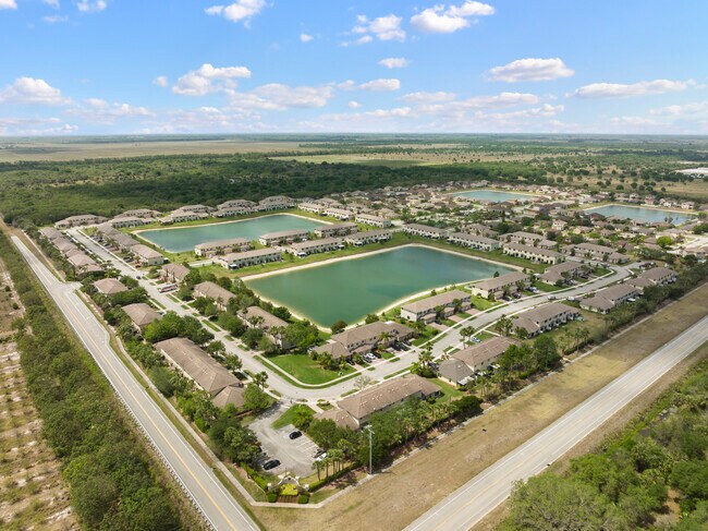 Vista de lagos y naturaleza - 9945 E Villa Cir