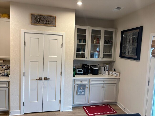 Foto del edificio - 4 Bed, 3.5 Bath Townhome Located just minutes from the VA/NC Line
