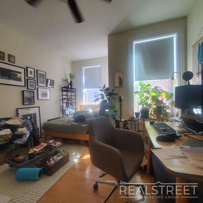 Foto del edificio - Spacious Sunny South Facing Studio One Block from Promenade
