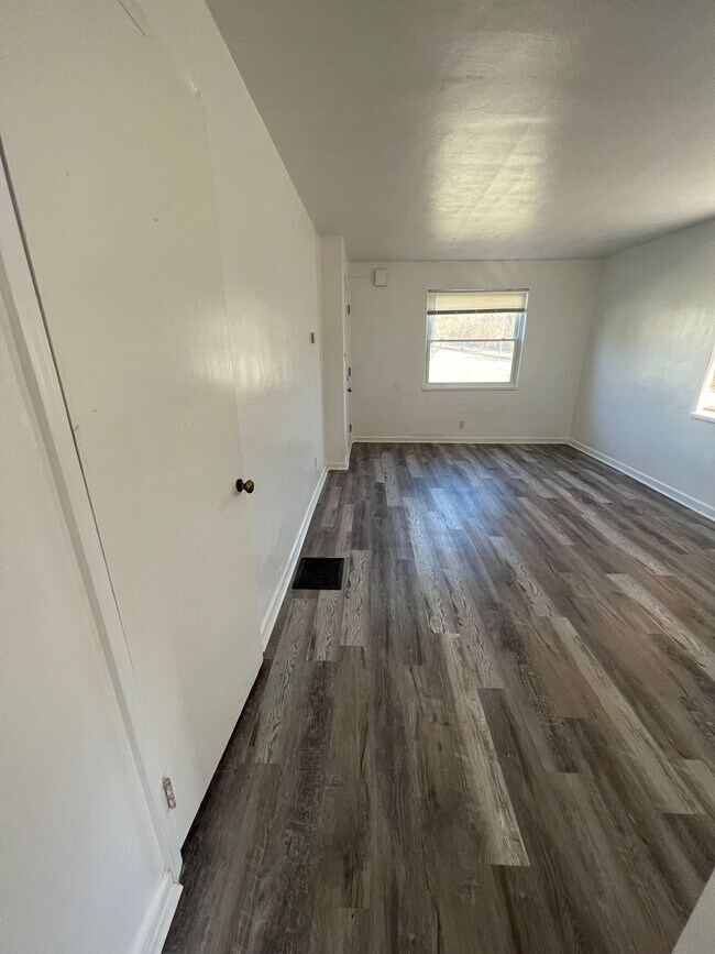 Foto del edificio - 250 Basswood Ave