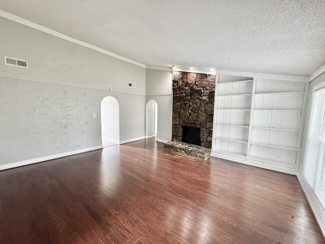 Building Photo - 6184 Holly Park Dr