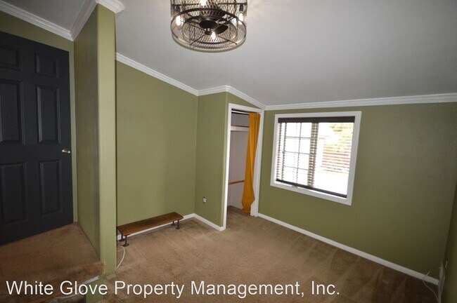 Building Photo - 3 br, 1 bath House - 830 W. Florence Ave.