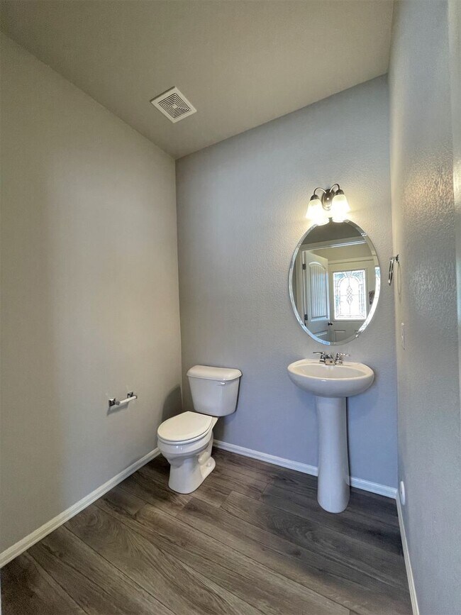 Foto del edificio - Townhome w/ 2 car garage, A/C-Newer, Low Maintance, & Conviniently Located