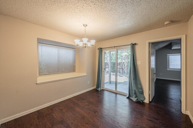 Foto del edificio - 6402 Valleybrooke Ct