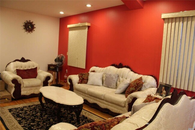Foto del edificio - 83-12 259th St