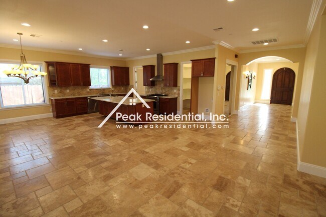 Foto del edificio - Newer Arden Area 4bd/3ba House with 2 Car ...
