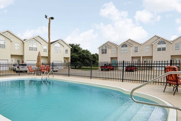 Building Photo - 15300 Dismuke Dr