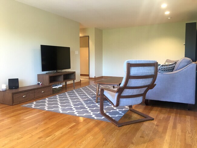 Foto del edificio - 744 Dempster St
