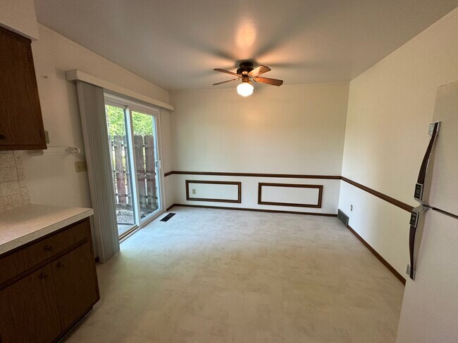Dining area - 4303 S Main St