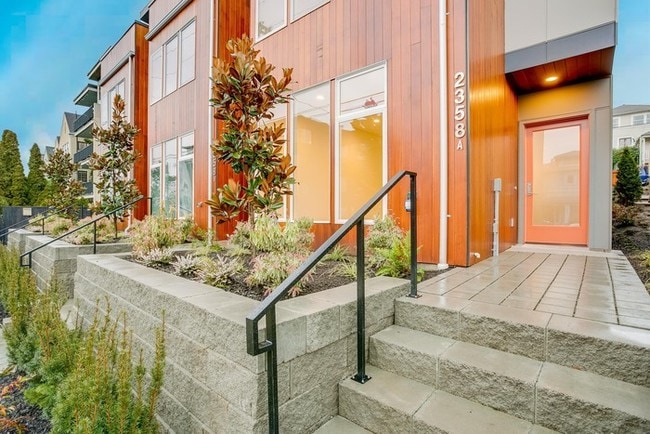 Building Photo - 2358 Franklin Ave E