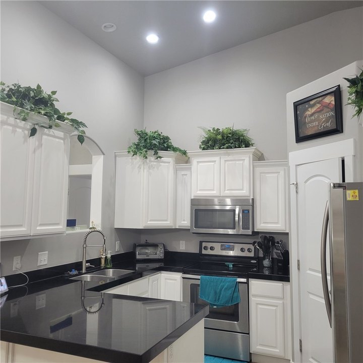 Kitchen: dishwasher, fridge, stove, microwave, pantry - 1957 N Crest Rd