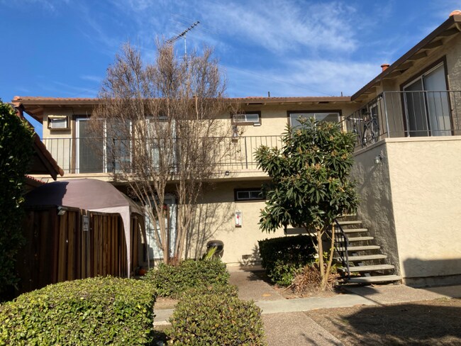 Building Photo - 1518 Moorpark Ave