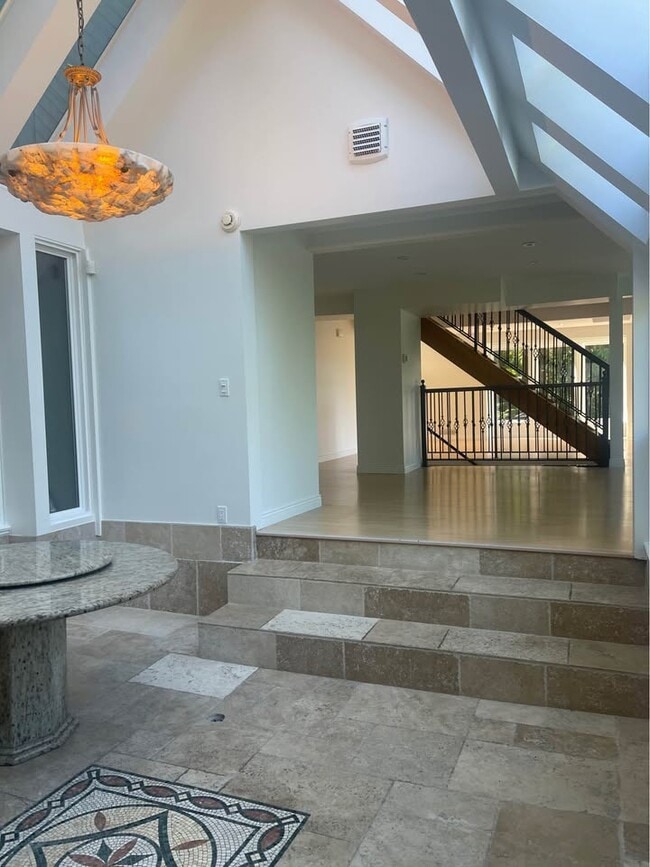 Building Photo - 3865 Bayridge Av