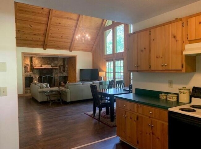 Foto del edificio - 560 Chalet Village Dr