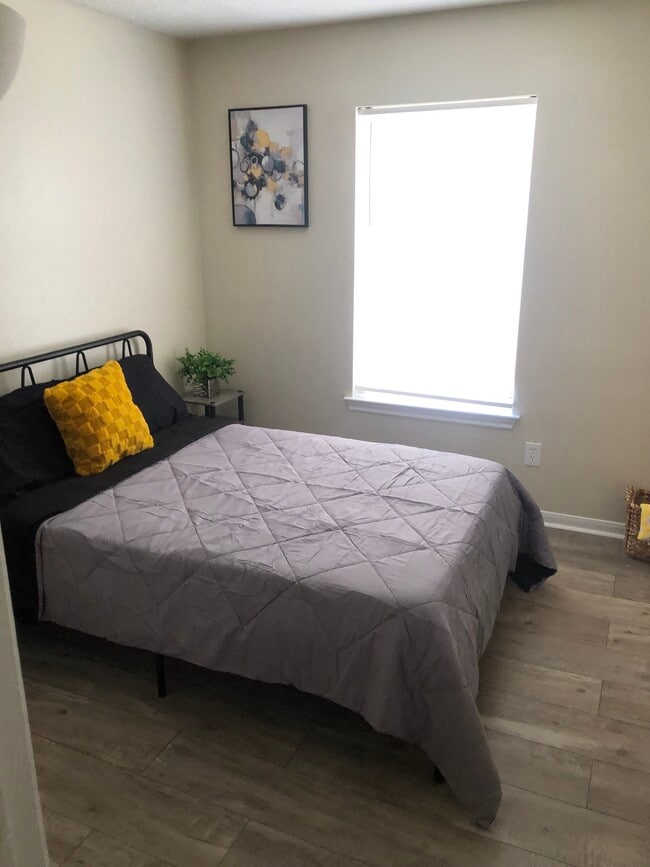 Building Photo - Pinebrooke