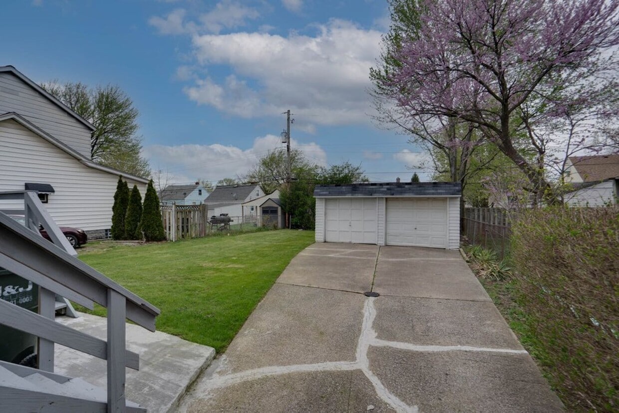 12809 McCracken Rd Unit Up, Garfield Heights, OH 44125 Room for Rent